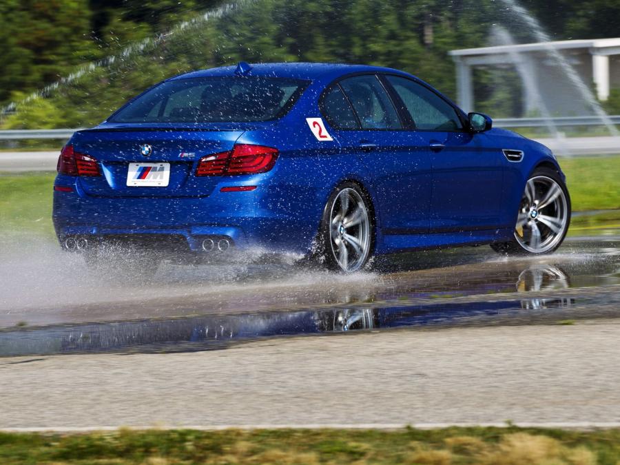  BMW M5 2011 года  (US) (фото 4 из 24)